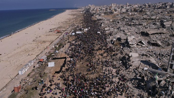 Potret Bersejarah Ribuan Warga Gaza Pulang ke Rumah Displaced Palestinians return to their homes in the northern Gaza Strip on Monday, Jan. 27, 2025, following Israel's decision to allow thousands of them to go back for the first time since the early weeks of the 15-month war with Hamas. (AP Photo/Mohammad Abu Samra)