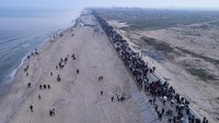 Diperkirakan 1 juta pengungsi bergerak ke utara Jalur Gaza melewati daerah Tabat al-Nuwairi di sebelah barat Kota Nuseirat. Di mana mereka mengangkut tas mereka, meninggalkan tenda-tenda dan kehidupan yang sulit di Jalur Gaza Selatan. (AP Photo/Mohammad Abu Samra)