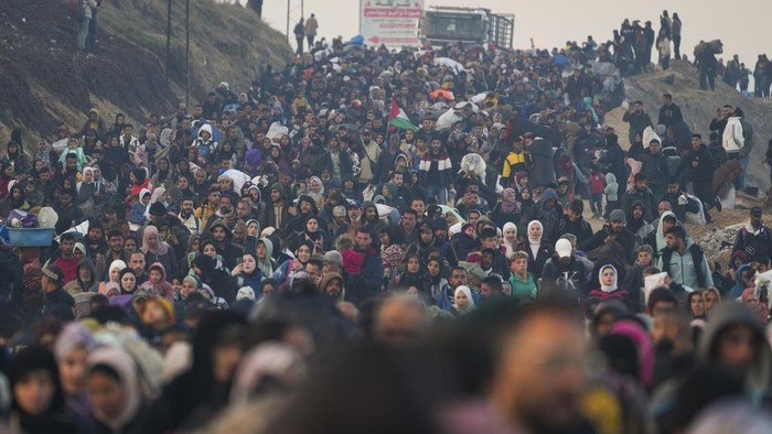 Displaced Palestinians return to their homes in the northern Gaza Strip, following Israels decision to allow thousands of them to go back for the first time since the early weeks of the 15-month war with Hamas, Monday, Jan. 27, 2025. (AP Photo/Abdel Kareem Hana)