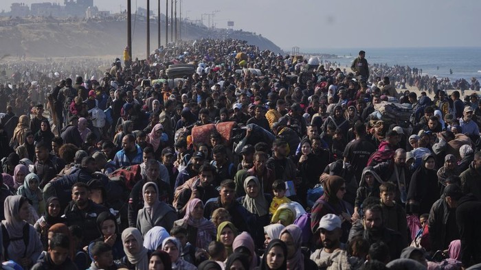 Displaced Palestinians return to their homes in the northern Gaza Strip, following Israels decision to allow thousands of them to go back for the first time since the early weeks of the 15-month war with Hamas, Monday, Jan. 27, 2025. (AP Photo/Abdel Kareem Hana)