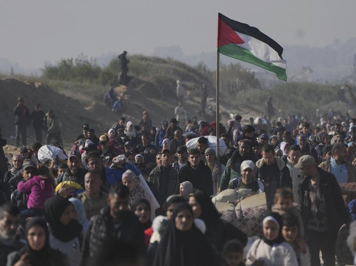 Displaced Palestinians return to their homes in the northern Gaza Strip, following Israels decision to allow thousands of them to go back for the first time since the early weeks of the 15-month war with Hamas, Monday, Jan. 27, 2025. (AP Photo/Abdel Kareem Hana)