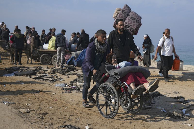 Displaced Palestinians return to their homes in the northern Gaza Strip, following Israel's decision to allow thousands of them to go back for the first time since the early weeks of the 15-month war with Hamas, Monday, Jan. 27, 2025. (AP Photo/Abdel Kareem Hana)