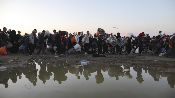 Displaced Palestinians arrive in the northern Gaza Strip, following Israel's decision to allow thousands of them to go back for the first time since the early weeks of the 15-month war with Hamas, Monday, Jan. 27, 2025. (AP Photo/Jehad Alshrafi)