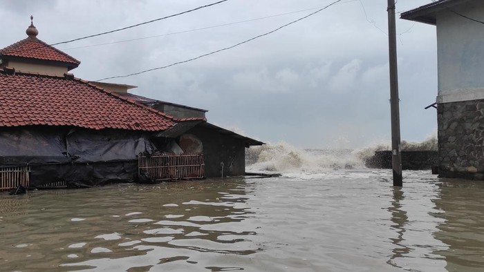 Potret tanggul pembatas pantai di Eretan Kulon, Kecamatan Kandanghaur, Indramayu jebol