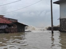 Ombak Ganas Hantam Pesisir Eretan, Warga Kebanjiran
