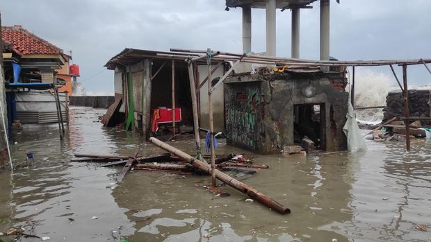 Potret tanggul pembatas pantai di Eretan Kulon, Kecamatan Kandanghaur, Indramayu jebol