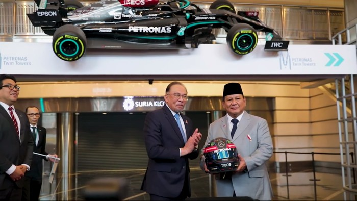 Prabowo dikasih helm George Rusell oleh Anwar Ibrahim