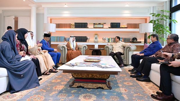 Presiden Prabowo Subianto menerima  Menteri Energi dan Infrastruktur Uni Emirat Arab (UEA), Suhail Mohamed Al Mazrouei di Kertanegara, Jakarta, pada Kamis, (30/1/2025). (Dok.BPMI)