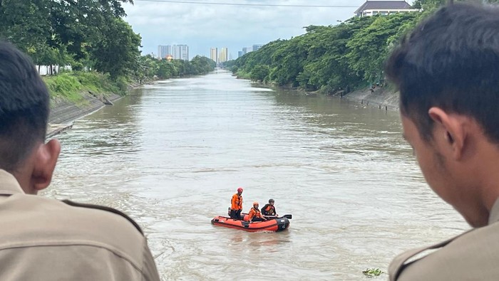 Pencarian pria lompat ke Sungai Jagir Surabaya