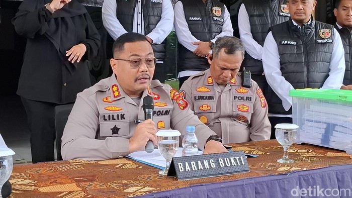 Rilis kasus korupsi BLT Dana Desa di Polres Purwakarta.