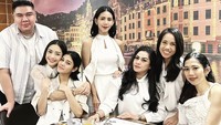 Potret manis Ririn dan sahabat-sahabatnya juga dibagikan. Terlihat mereka menikmati jamuan makan bersama, termasuk dengan Naysila Mirdad. Foto: Instagram ririndwiariyanti