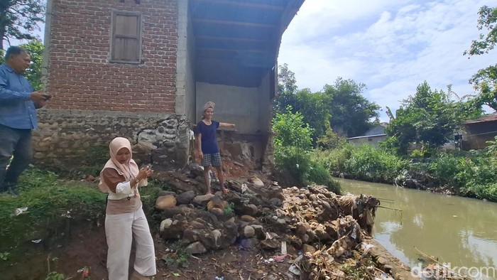 Rumah warga Lubuklinggau longsor.