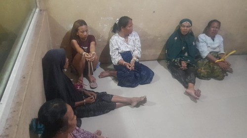 Sejumlah emak-emak diamankan polisi saat penggerebekan rumah pengedar narkoba di Desa Beleka Daya, Kecamatan Praya Timur, Lombok Tengah, NTB, Kamis (30/1/2025). (Foto: Istimewa)
