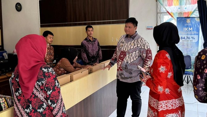 Sekretaris Daerah Kabupaten Banyuasin, Erwin Ibrahim melakukan sidak usai libur panjang Imlek.