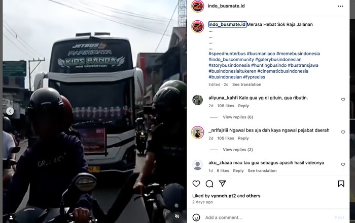 Seorang bus mania menendang pengendara motor demi membuat konten
