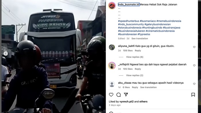 Seorang bus mania menendang pengendara motor demi membuat konten