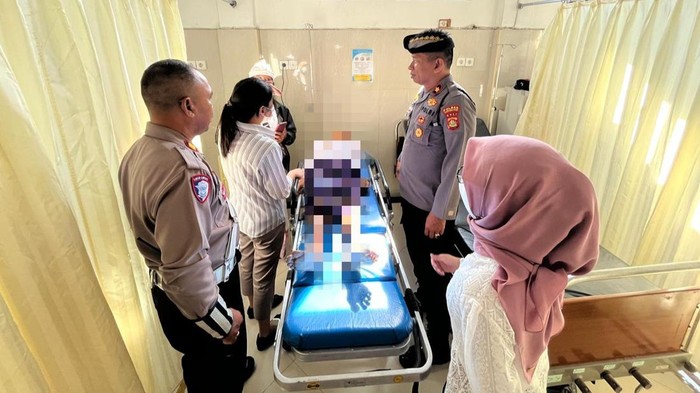 Seorang pemedek, Ni Nengah Dapet, saat mendapat pemeriksaan medis di Puskesmas Rendang, Karangasem, Rabu (29/1/2025). (Dok. Polres Karangasem)