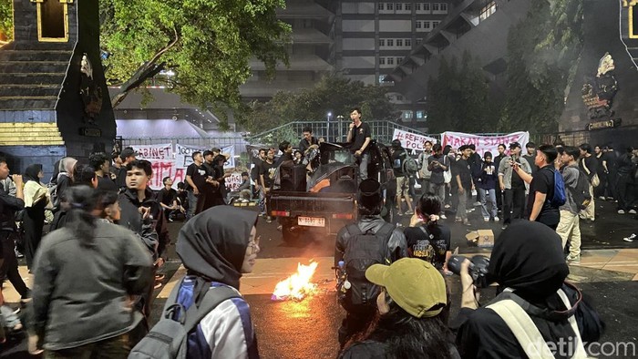 Suasana Aksi Semarang Menggugat di halaman Gubernur Jateng, Kamis (30/1/2025).