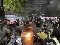 Massa Aksi di Kantor Gubernur Jateng, Soroti 100 Hari Kerja Prabowo-Gibran