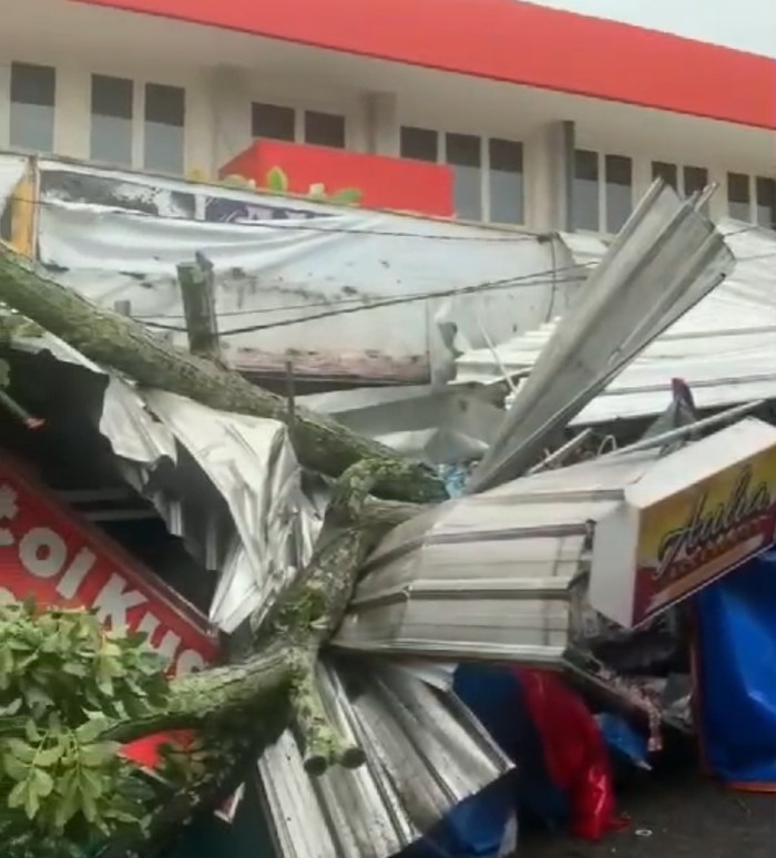 Tangkapan layar video pohon tumbang di pasar PKL Alun-alun Kota Batu