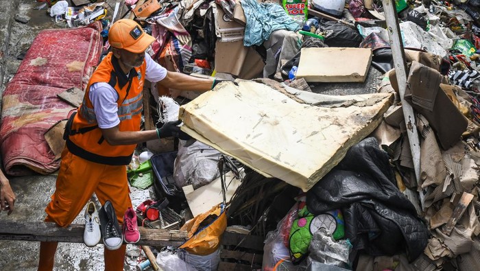 Terbawa Banjir, 2 Ton Sampah Numpuk di Pemukiman Cengkareng Sejumlah petugas Penanganan Prasarana dan Sarana Umum (PPSU) mengangkut tumpukan sampah yang terbawa banjir di kawasan Jalan Kapuk Bongkaran, Cengkareng, Jakarta, Kamis (30/1/2025). Sebanyak 25 personel PPSU Kelurahan Kapuk dikerahkan untuk mengangkut sekitar dua ton sampah yang terbawa banjir di kawasan permukiman dari empat RT tersebut. ANTARA FOTO/Sulthony Hasanuddin/nym.