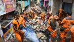 Terbawa Banjir, 2 Ton Sampah Numpuk di Pemukiman Cengkareng