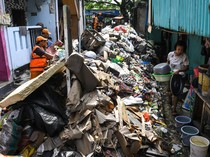 Terbawa Banjir, 2 Ton Sampah Numpuk di Pemukiman Cengkareng