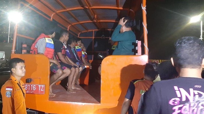 Tim SAR gabungan evakuasi 15 ABK isap timah yang karam