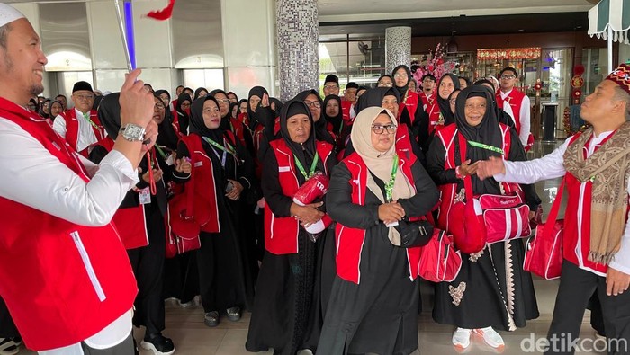 Transmart memberangkatkan 100 pemenang periode ketiga dan terakhir dari program 300 Paket Umroh