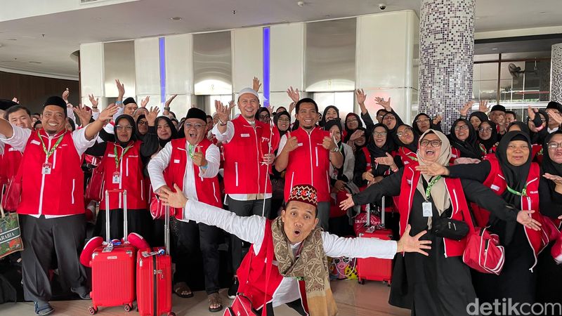 Transmart memberangkatkan 100 pemenang periode ketiga dan terakhir dari program 300 Paket Umroh