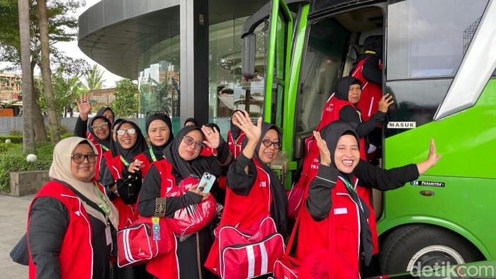 Transmart memberangkatkan 100 pemenang periode ketiga dan terakhir dari program 300 Paket Umroh