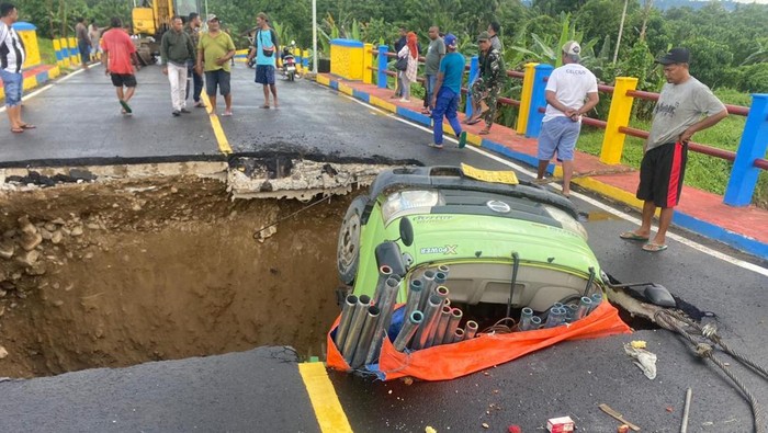 Truk jatuh bersamaan dengan jembatan ambruk di Seram Bagian Timur.