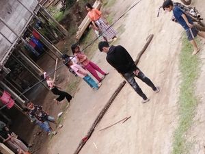 Ular Piton 5 Meter di Polman Mati Ditebas Usai Mangsa Ayam Warga