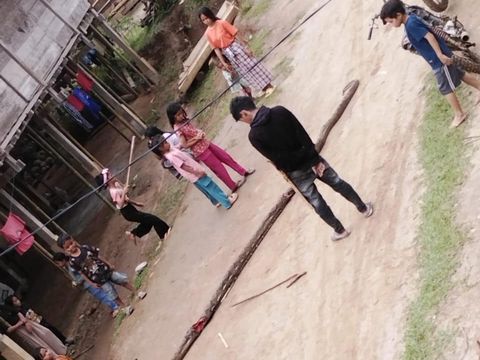 Ular piton dengan panjang 5 meter mati ditebas warga di Polman.