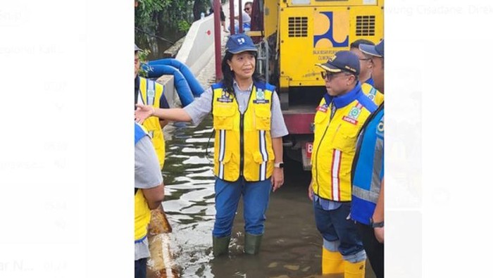 Wamen PU Diana Kusumastuti meninjau lokasi banjir di ruas Jalan Tol Sedyatmo Km 31+200 arah Bandara Soekarno-Hatta. (ANTARA/HO-Kementerian PU)