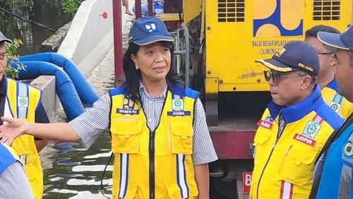Wamen PU Diana Kusumastuti meninjau lokasi banjir di ruas Jalan Tol Sedyatmo Km 31+200 arah Bandara Soekarno-Hatta. (dok Kementerian PU)