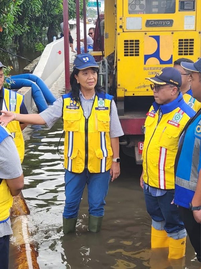 Wamen PU Diana Kusumastuti meninjau lokasi banjir di ruas Jalan Tol Sedyatmo Km 31+200 arah Bandara Soekarno-Hatta. (dok Kementerian PU)