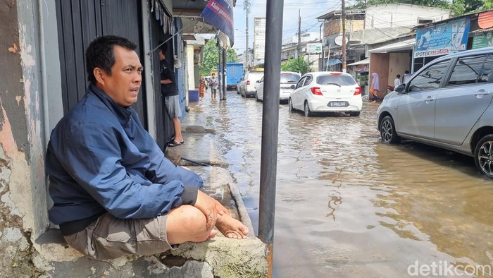 Warga Cengkareng berjemur takut kena penyakit kulit usai rumah kebanjiran. (Taufiq Syarifudin/detikcom)
