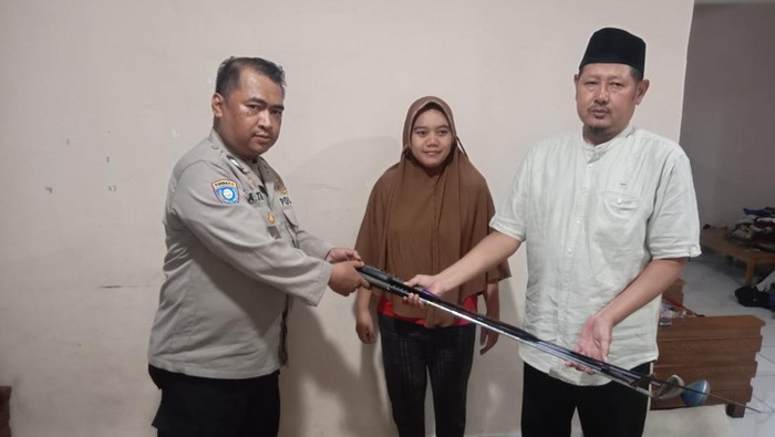 Warga Ciputat Timur, Tangerang Selatan menyerahkan senjata tajam yang ditinggalkan para pelaku tawuran ke polisi. (dok. ist)