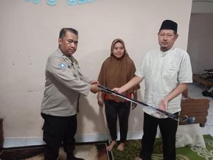 Warga Ciputat Serahkan Sajam yang Ditinggal Pelaku Tawuran ke Polisi