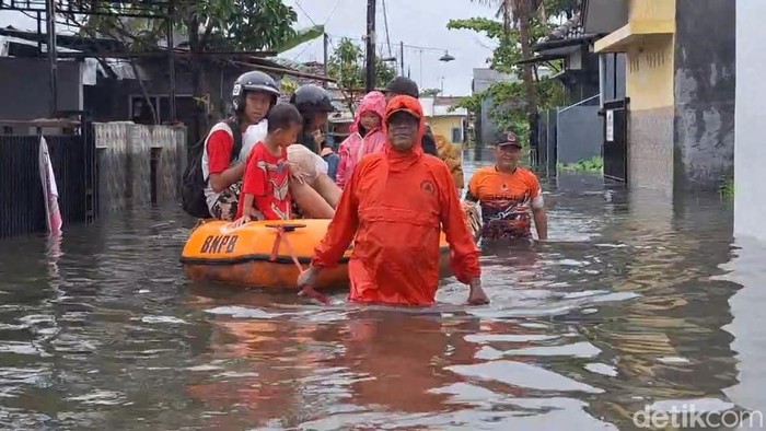 Warga dievakuasi akibat banjir luapan Sungai Bremi di Pekalongan, Kamis (30/1/2025).