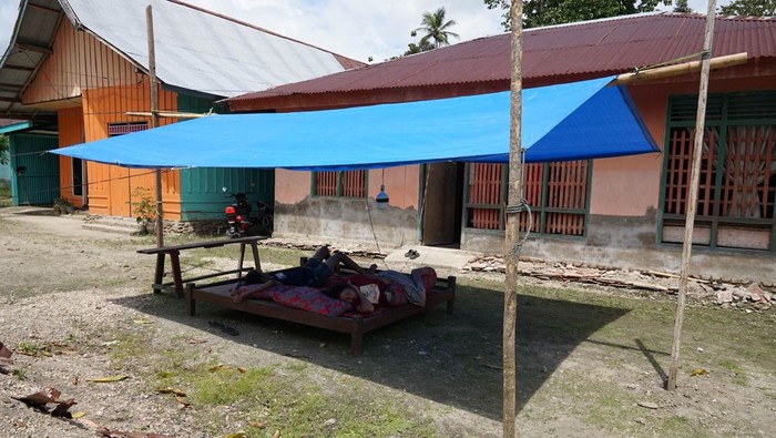 Warga beristirahat di bawah tenda darurat di depan rumahnya setelah terjadi gempa bumi 5,1 SR di Kecamatan Mowewe, Kolaka Timur, Sulawesi Tenggara, Kamis (30/1/2025). Warga membuat tenda darurat di depan rumahnya karena khawatir akan terjadinya gempa susulan. ANTARA FOTO/Jojon/tom.