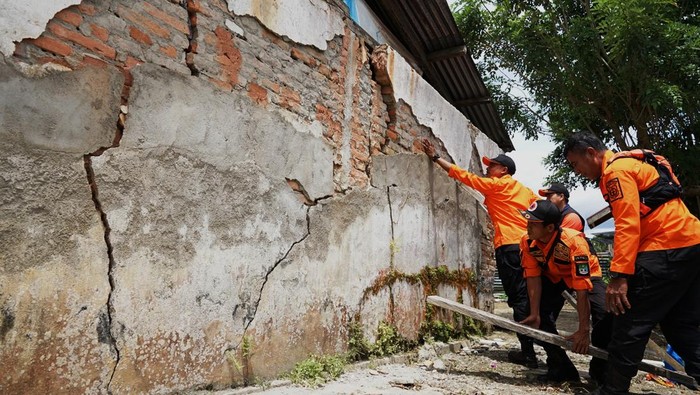 Warga beristirahat di bawah tenda darurat di depan rumahnya setelah terjadi gempa bumi 5,1 SR di Kecamatan Mowewe, Kolaka Timur, Sulawesi Tenggara, Kamis (30/1/2025). Warga membuat tenda darurat di depan rumahnya karena khawatir akan terjadinya gempa susulan. ANTARA FOTO/Jojon/tom.