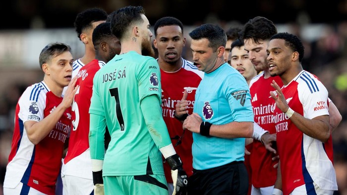 WOLVERHAMPTON, ENGLAND - JANUARY 25: Arsenal players surround referee Michael Oliver after sending Myles Lewis-Skelly of Arsenal off during the Premier League match between Wolverhampton Wanderers FC and Arsenal FC at Molineux on January 25, 2025 in Wolverhampton, England. (Photo by MB Media/Getty Images)