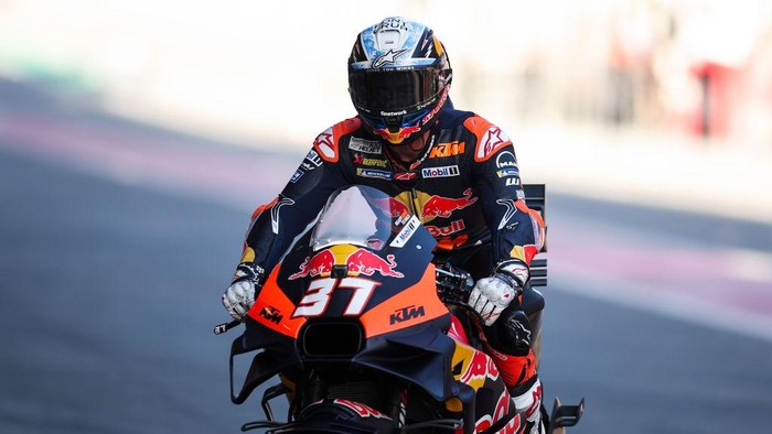 MONTMELO, SPAIN - NOVEMBER 19: Pedro Acosta of Spain and Red Bull KTM Factory Racing arrives at garage during the MotoGP Test in Barcelona at Circuit de Catalunya on November 19, 2024 in Montmelo, Spain. (Photo by Eric Alonso/Getty Images)
