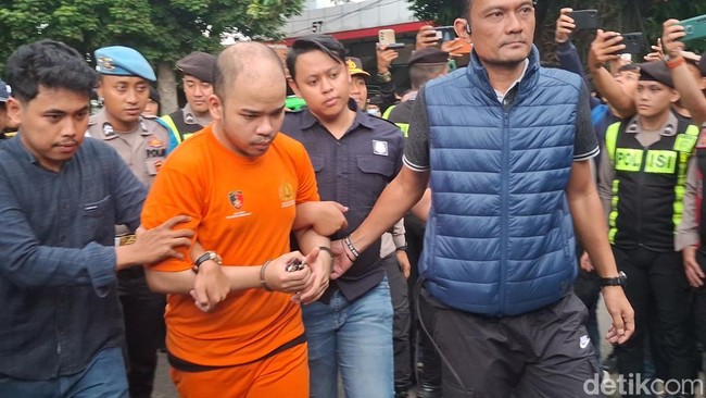 Tangis Farida Felix dan Sorakan Warga Saat Reka Ulang Pembunuhan Satpam