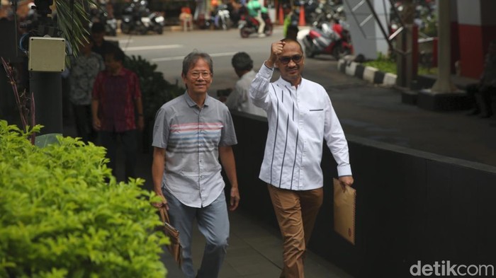 Abraham Samad Laporkan PSN PIK 2 ke KPK Mantan Ketua KPK Abraham Samad bersama sejumlah aktivis koalisi masyarakat sipil anti korupsi menunjukkan bukti untuk melakukan pelaporan di Gedung KPK, Jakarta, Jumat (31/1/2025).
