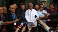 Menurut informasi, kedatangan Abraham Samad dan rombongan untuk melaporkan kasus-kasus dugaan korupsi Sugianto Kusuma alias Aguan, pemilik Agung Sedayu Group serta mantan Presiden Joko Widodo. 