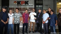 Tak sendiri, Abraham datang didampingi sejumlah tokoh, antara lain eks Wakil Ketua KPK M. Jasin, Said Didu, Roy Suryo, Erros Djarot, Anthony Budiawan, dan Lukas Luwarso. 