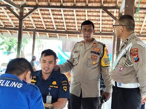 Antusias Warga Bawean Manfaatkan Layanan SIM Keliling di Alun-alun Sangkapura
